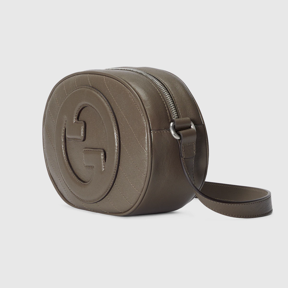 手袋尺寸為W20 × H15 × D8cm，裝下日常用品像是口紅、粉餅或短夾都可以