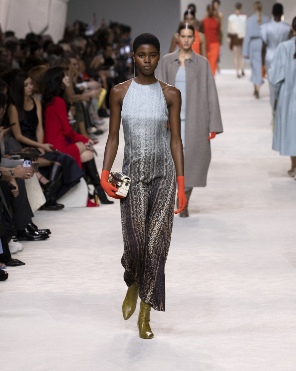 垂墜漸變連身裙也是本季繽紛亮點