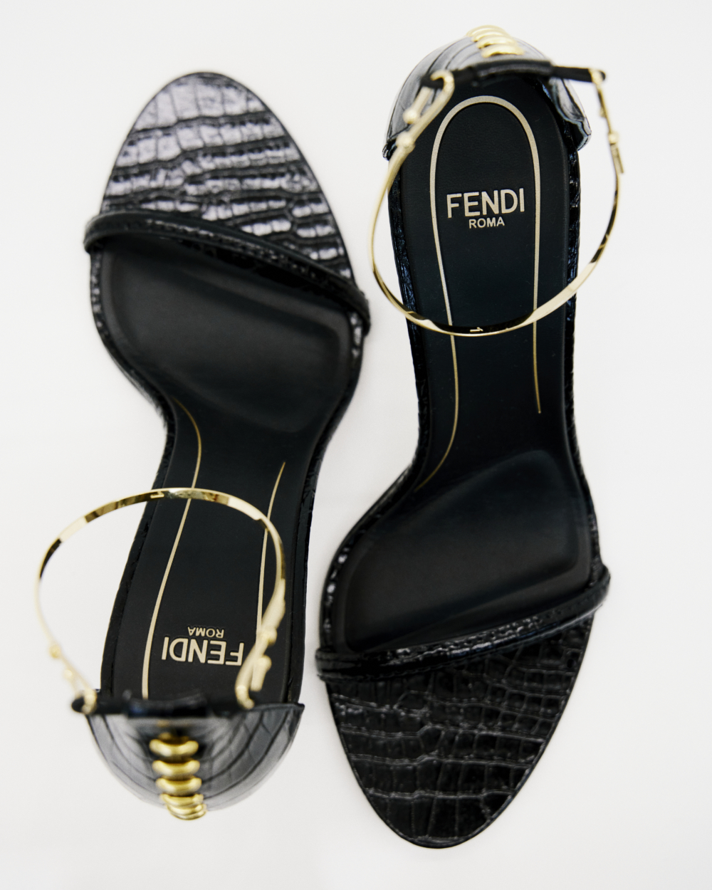 FENDI本季推出金屬腳鏈芭蕾風平底鞋