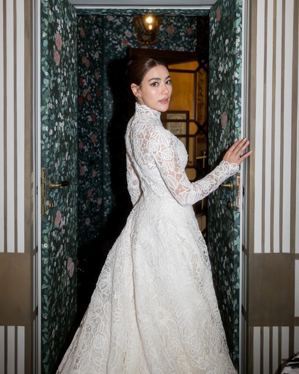 長袖婚紗同樣美得令人屏息