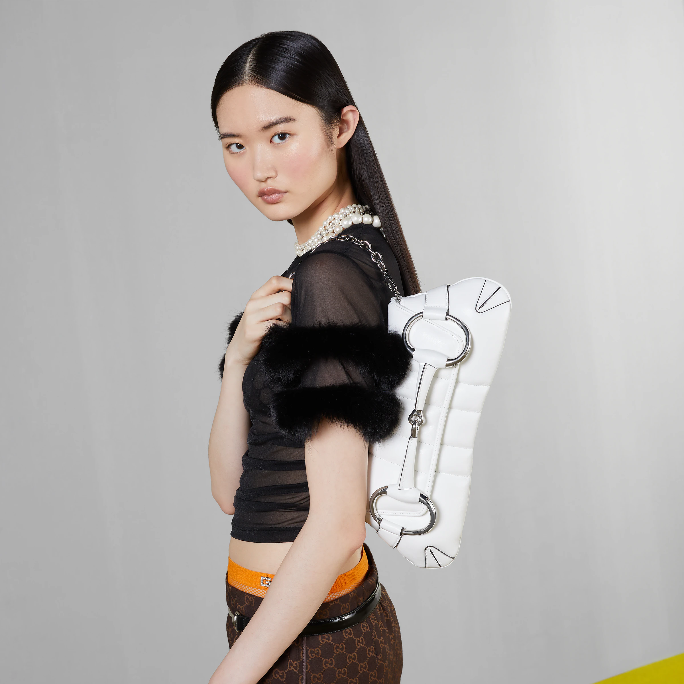 絎縫皮革搭配巨大的馬銜鍊搭配皮革與鏈帶兩種可替換的肩帶設計