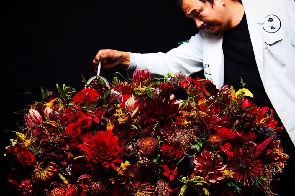 極具創作力的Azuma Makoto更傾向於將花卉藝術推向極端