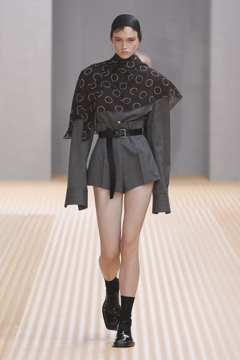 系列中穿插著由男性西裝外套轉化而來的深色套裝