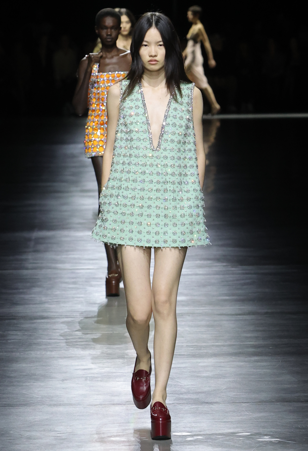 模特兒穿上極短的短褲、短裙