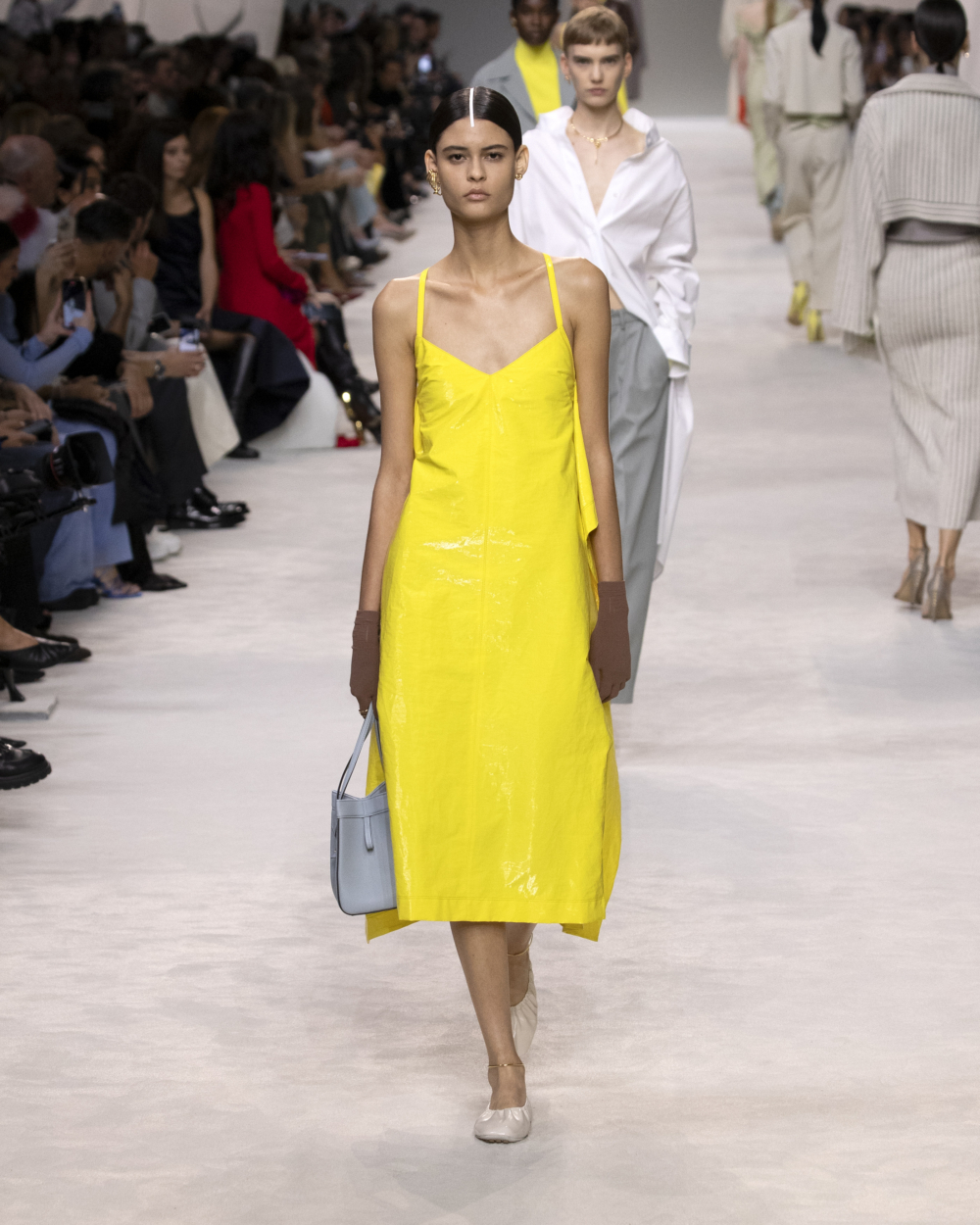 一雙平底涼鞋,絕對能滿足都會女性的需求