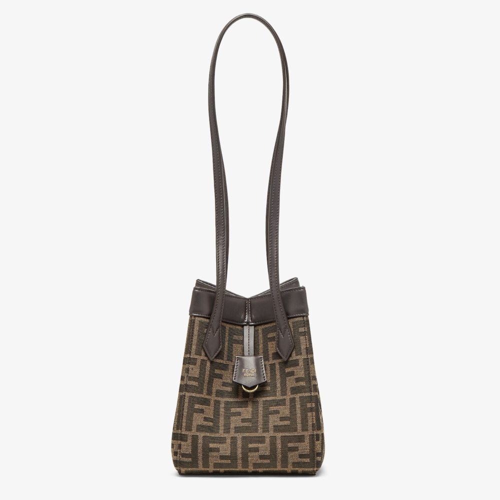 迷你款式採用雋永的FF logo緹花圖案