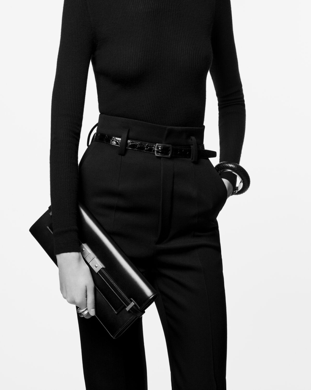 Saint Laurent這款手拿包具備硬挺的長方形輪廓