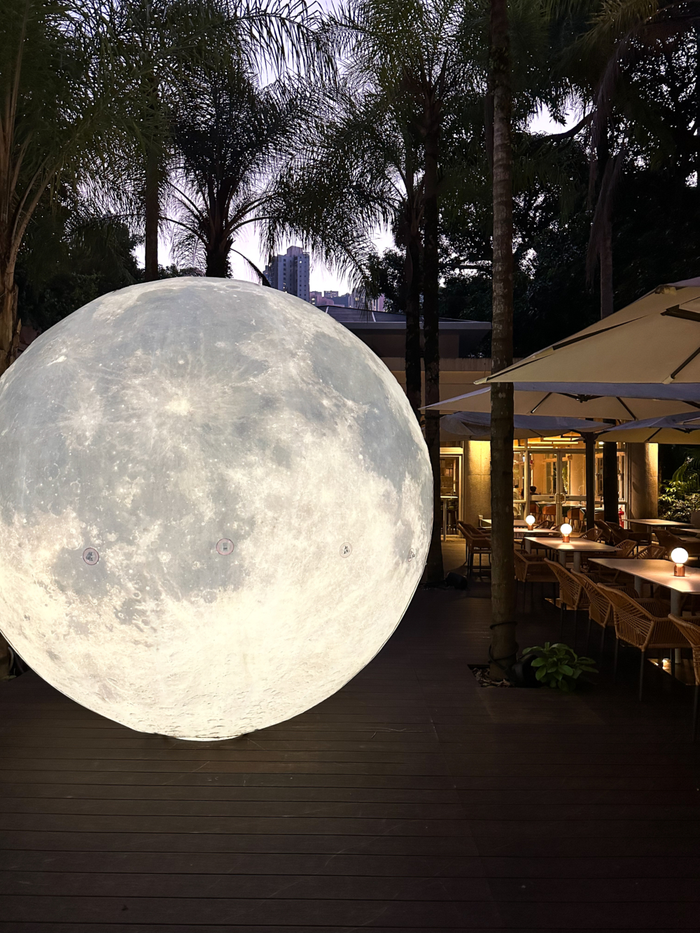 餐廳外設有巨型月亮，晚上亮燈時，氛圍感十足。