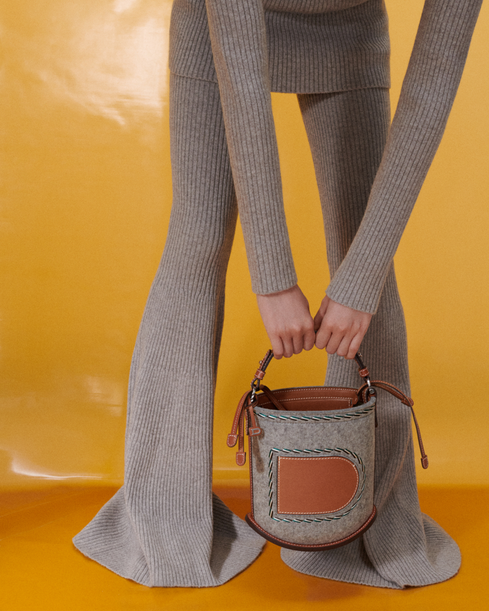 「毛氈」材質細膩的紋理吸引許多人的目光