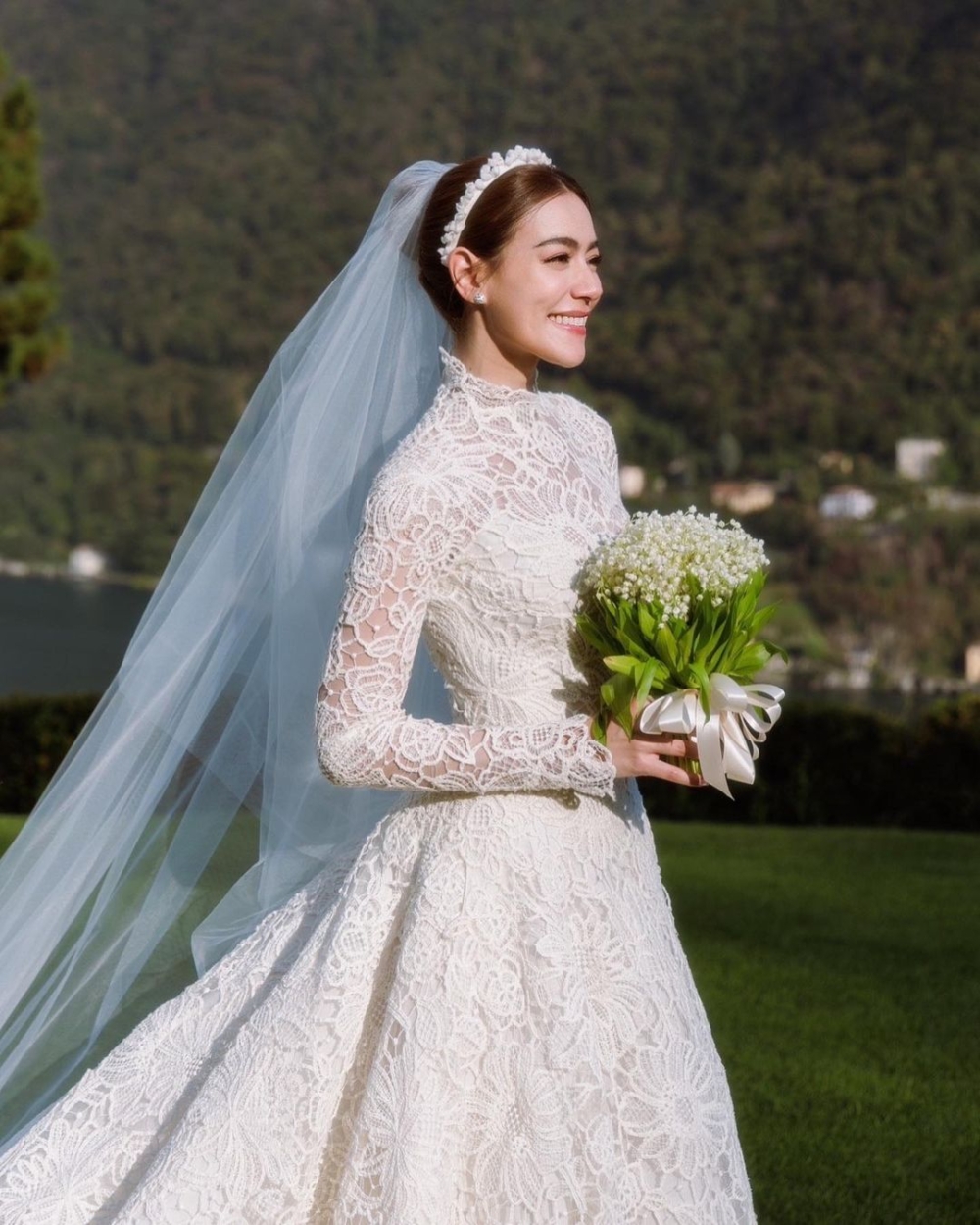 採用精緻的花朵凸花花邊面料製成