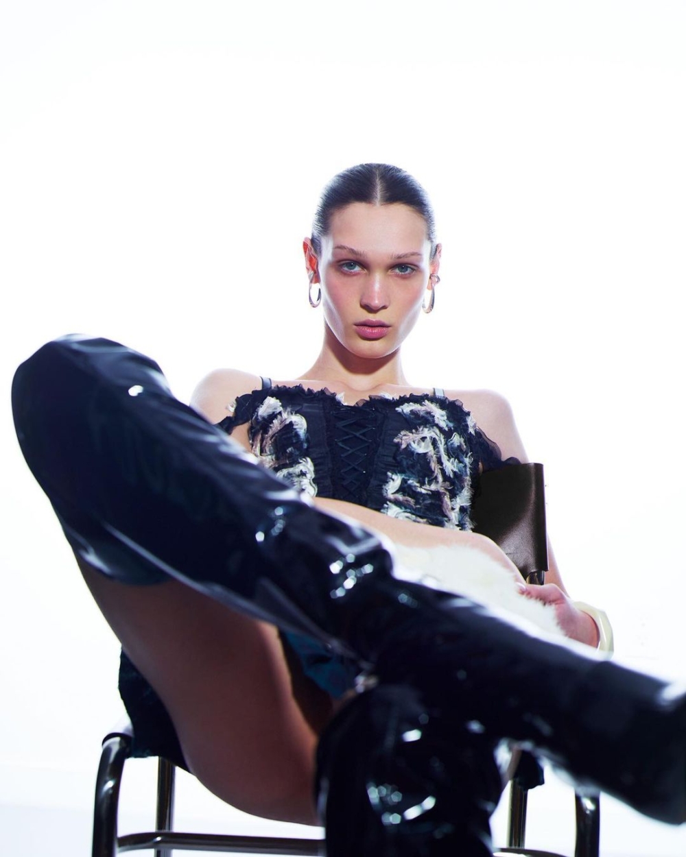 今年26歲的她,於2022年首次在Burberry時裝周亮相後陸續為時尚品牌拍攝廣告