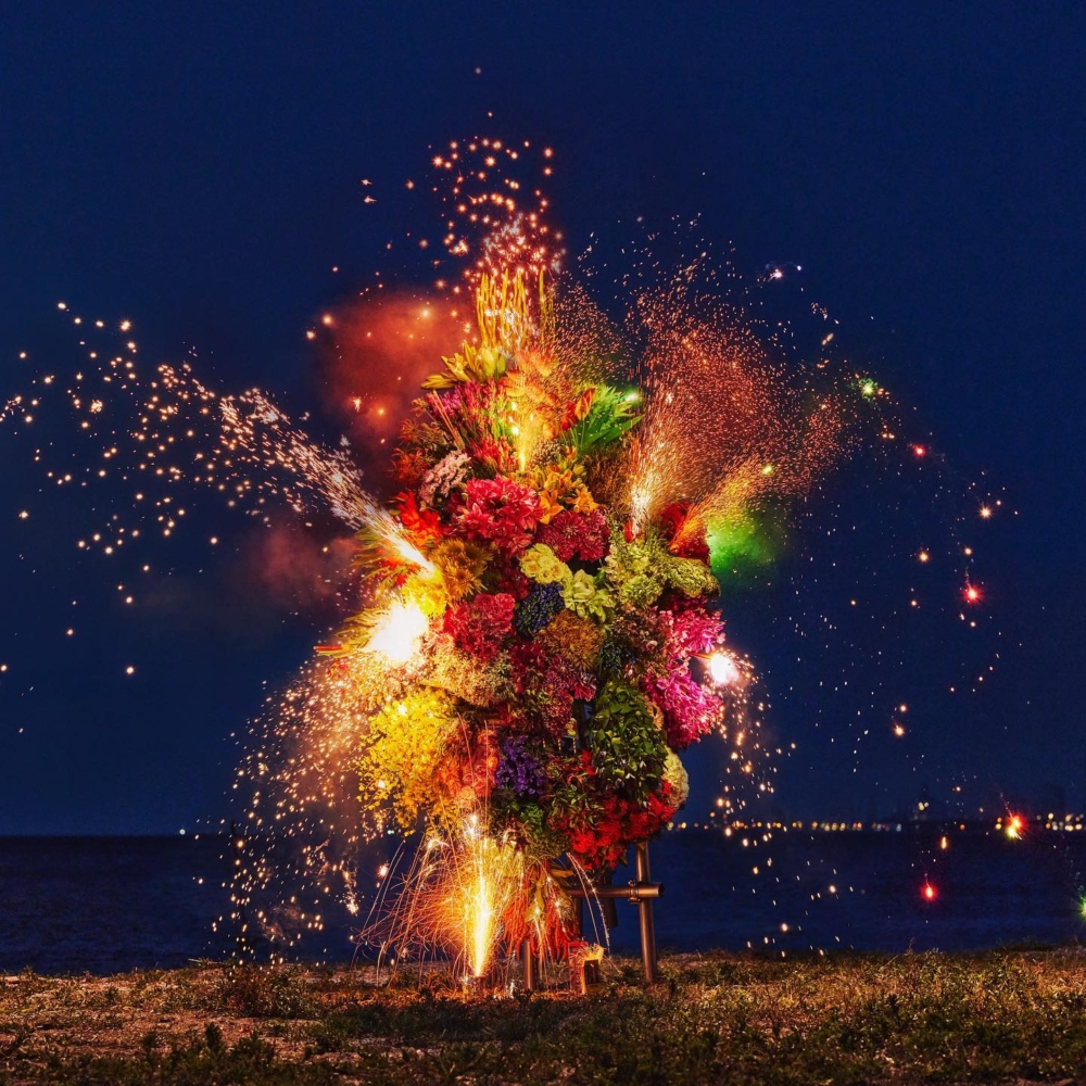 Azuma Makoto為花卉雕塑打造一場煙花演出