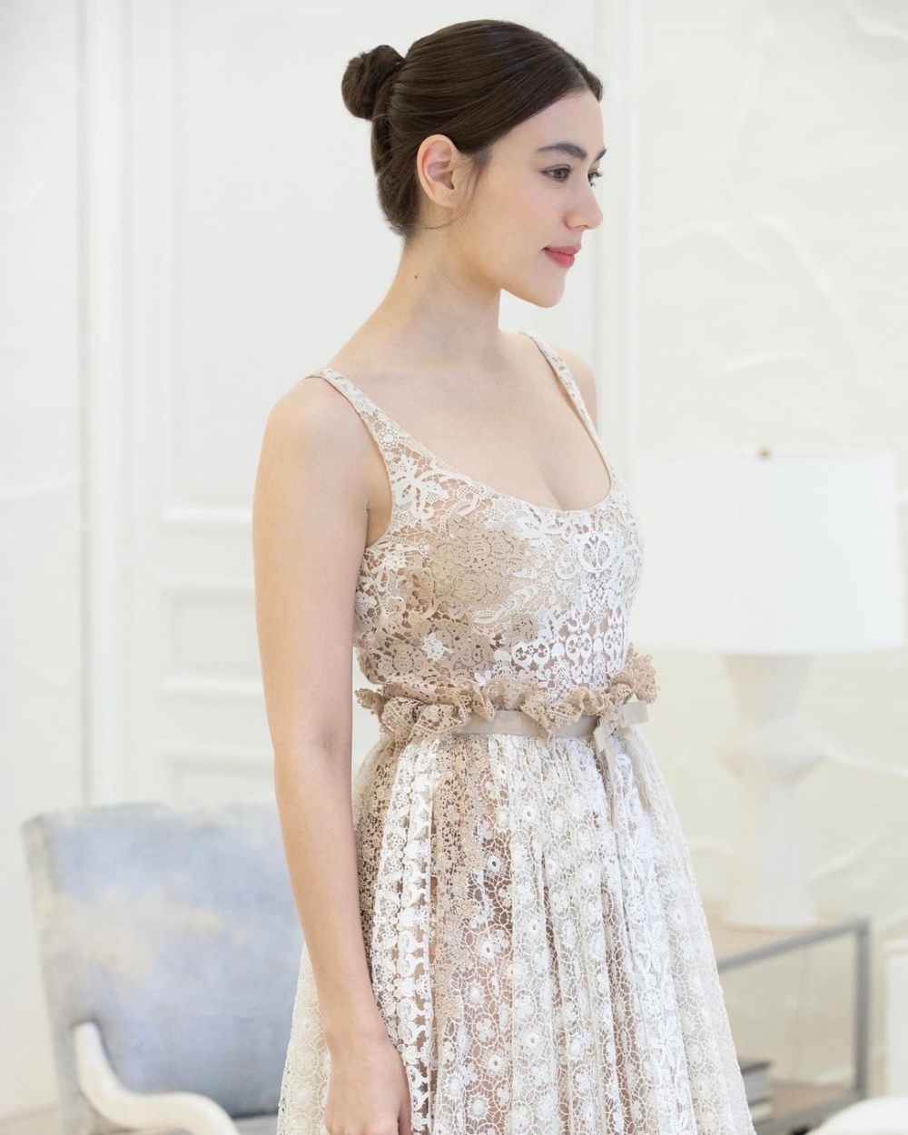 第三套 Kimberly Anne Woltemas換上白色Dior蕾絲透膚禮服