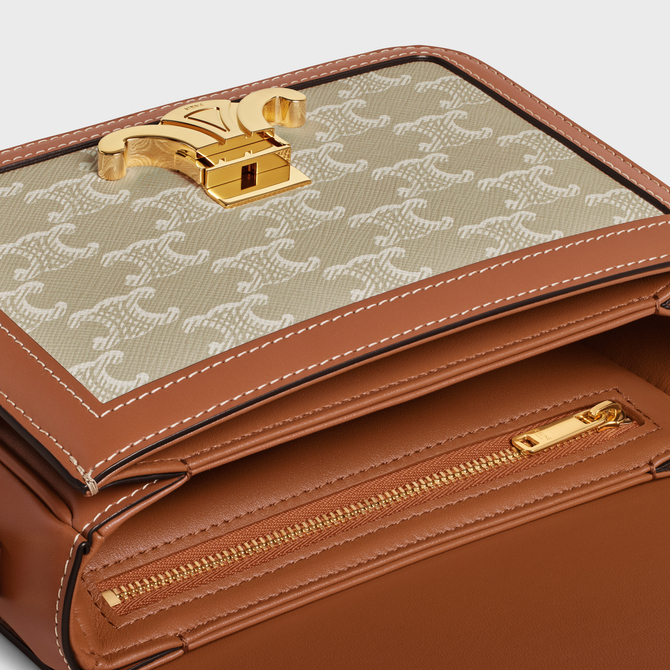 附有三個內格，一個拉鍊內袋、一個扁平內袋