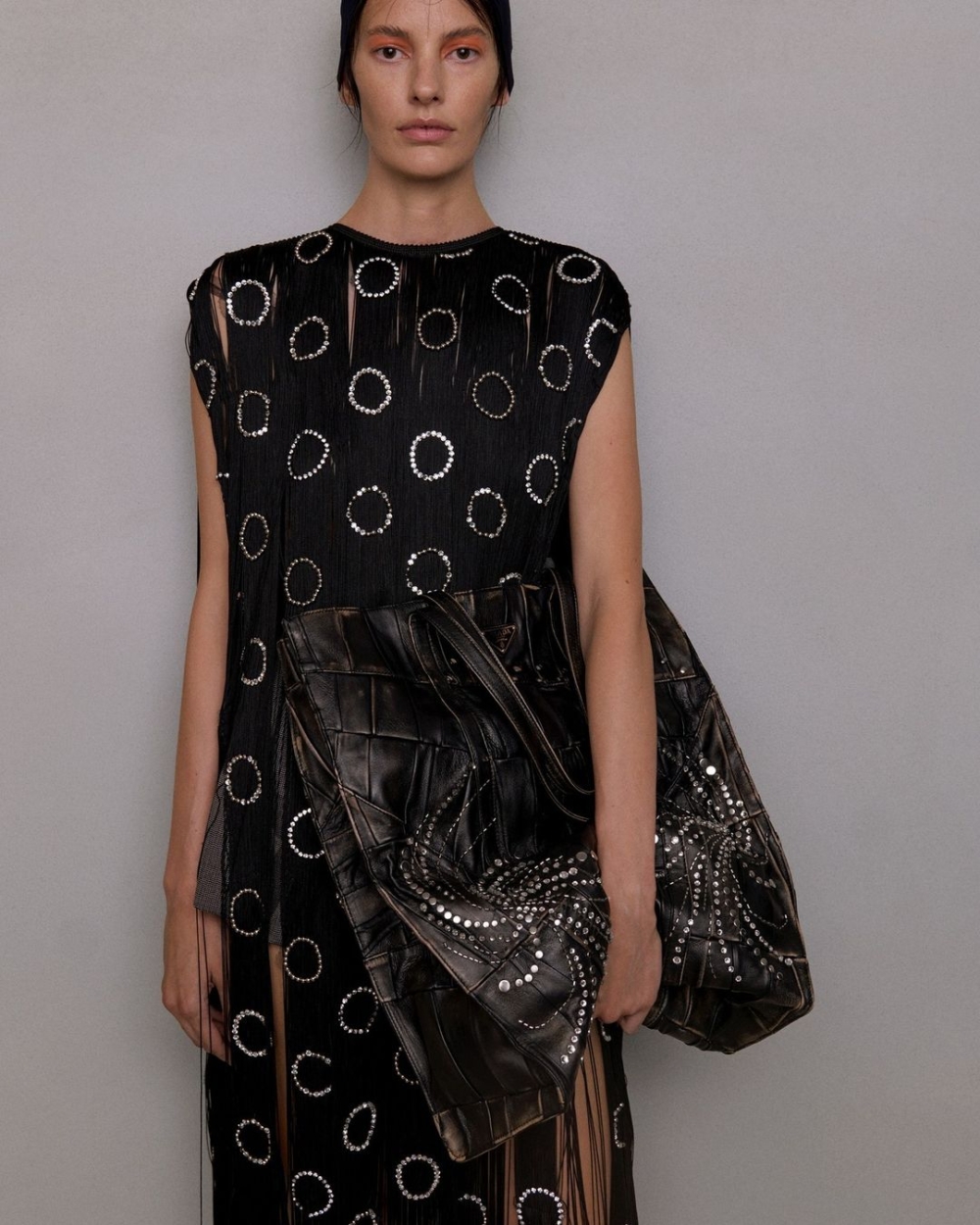 Prada本季手袋推出與造型相呼應的款式以及裝飾金屬珠串的皮革提袋