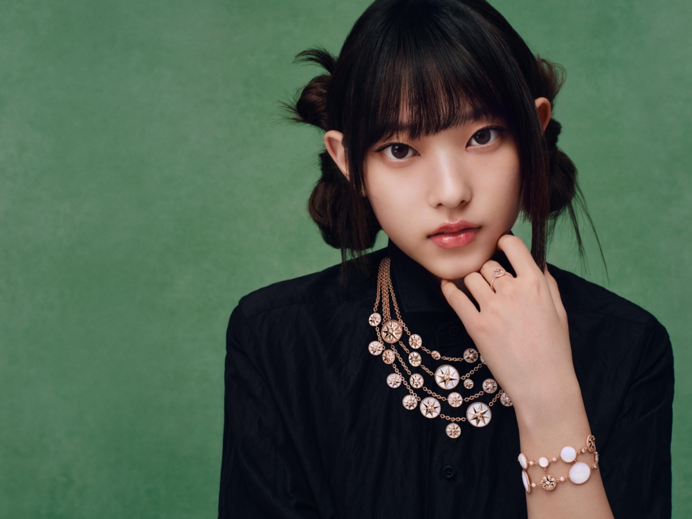 Haerin親身演繹Dior經典「Rose des Vents」珠寶系列