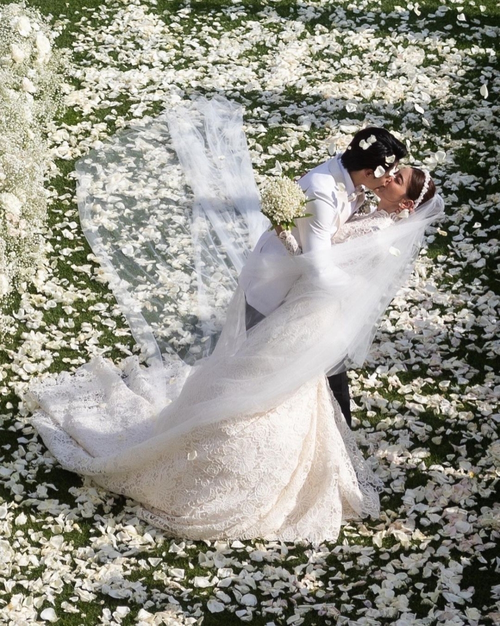 結婚照看起來就像是童話故事裡的一樣