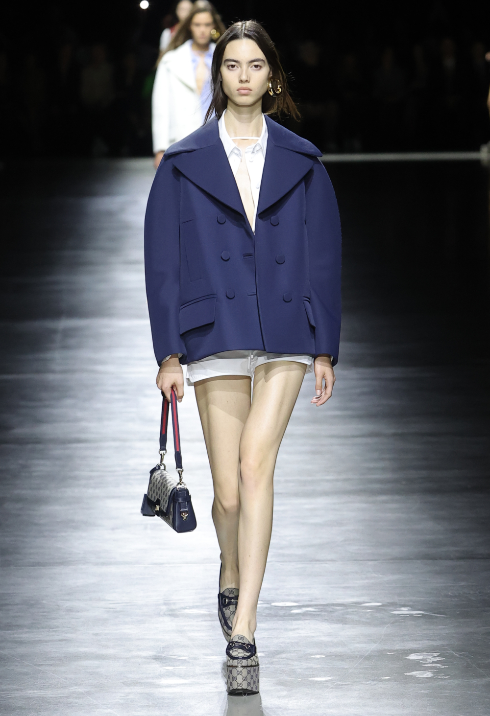略微寬鬆的海軍藍外套以及雙排扣西裝外套提供都會女子的幹練造型