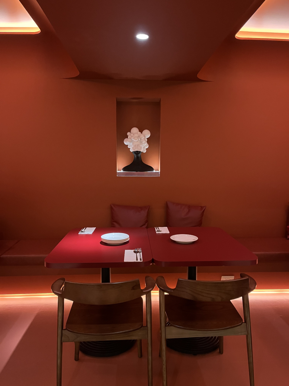 橘紅色的配色,為空間營造出時尚的氛圍。