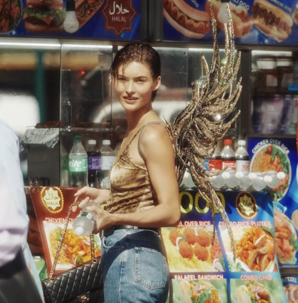 Victoria's Secret釋出一系列的形象照，Grace Elizabeth一同登場。