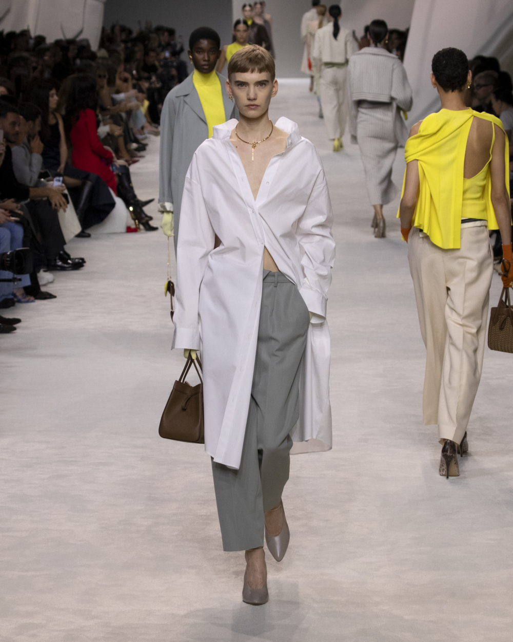 簡單的白色襯衫可自由變化造型