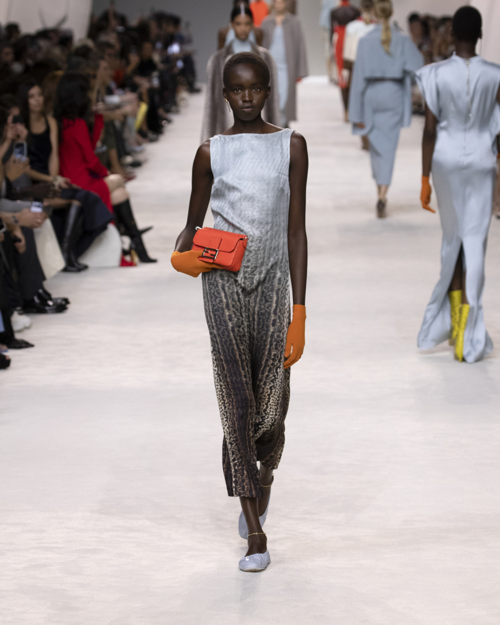 垂墜漸變連身裙也是本季繽紛亮點