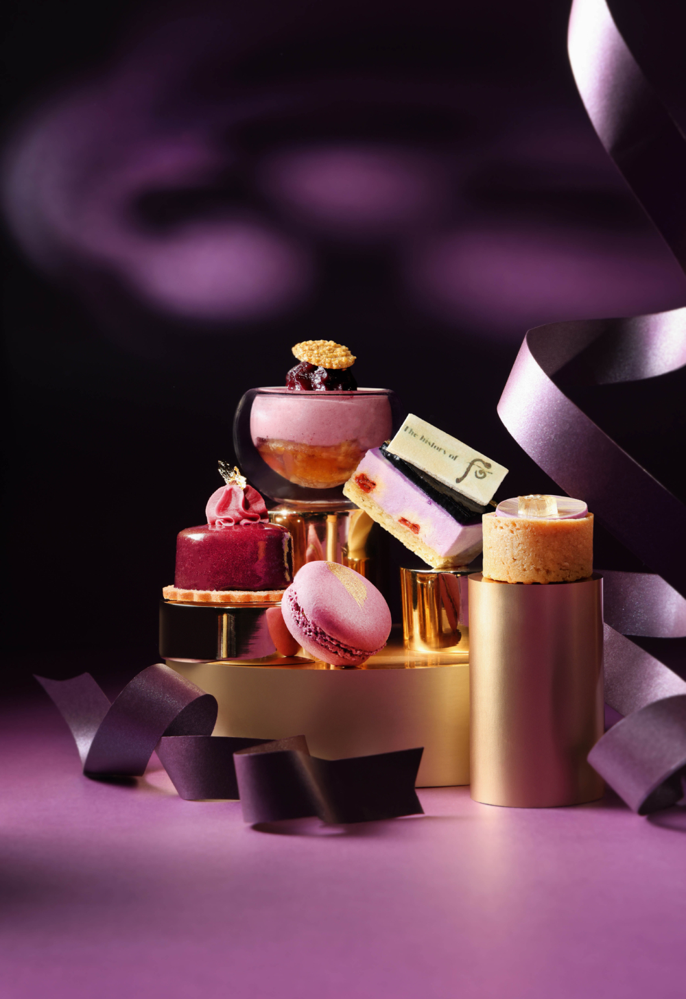 甜點推薦：枸杞芝士蛋糕配上印有后的品牌標誌朱古力牌。標誌靈感源於韓國傳統樂器「奚琴」是一種平衡兩大管弦樂族律的管樂器，意昧著「后」的護膚理念如奚琴一樣：「重拾肌膚平衝」。