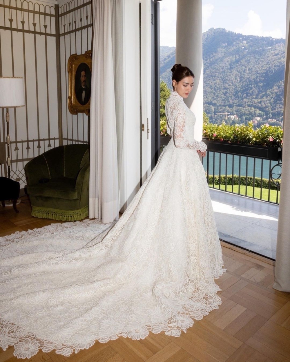 向下流動形成帶有裙裾的飄逸下擺