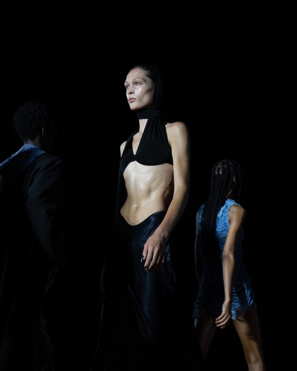 與Bella Hadid相似的身影瞬間引起了時尚圈的熱議