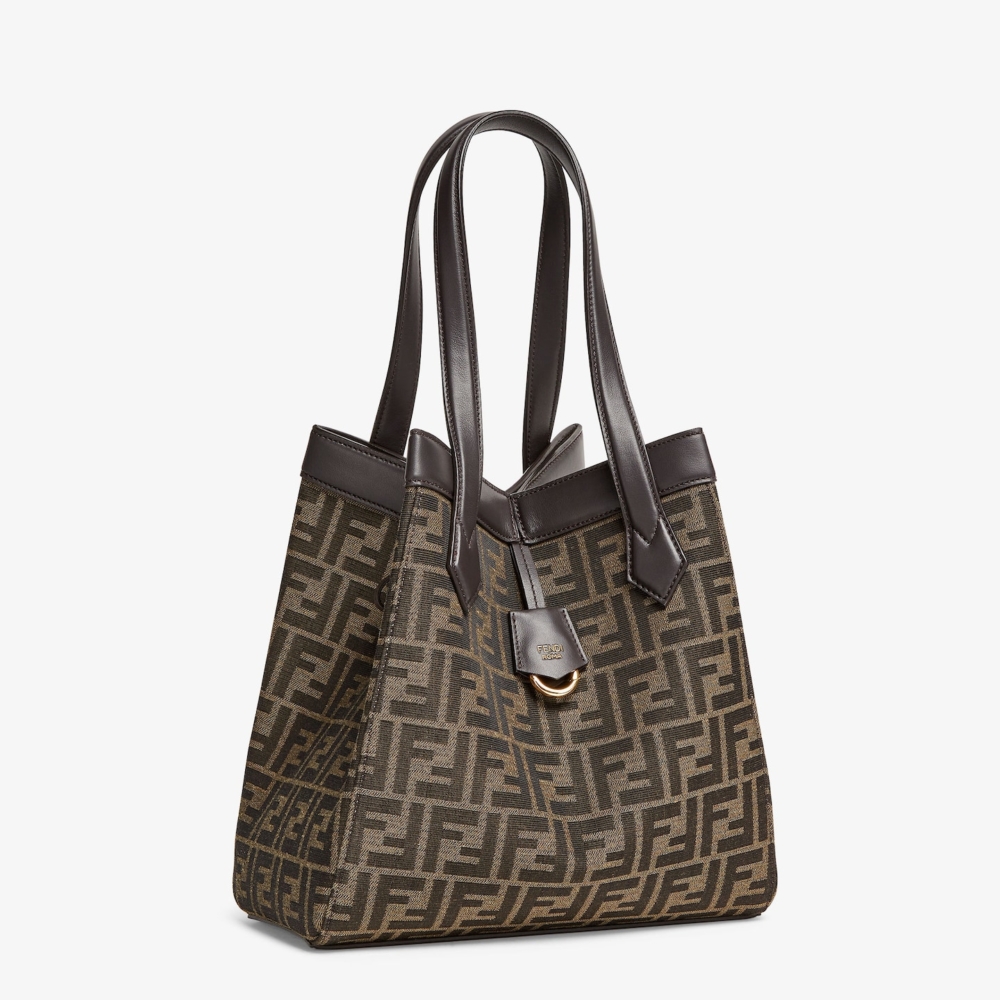 中款手袋兼具大容量和便利性