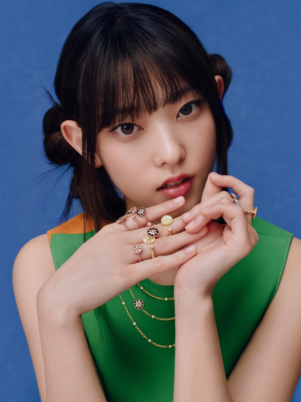 Haerin親身演繹Dior經典「Rose des Vents」珠寶系列