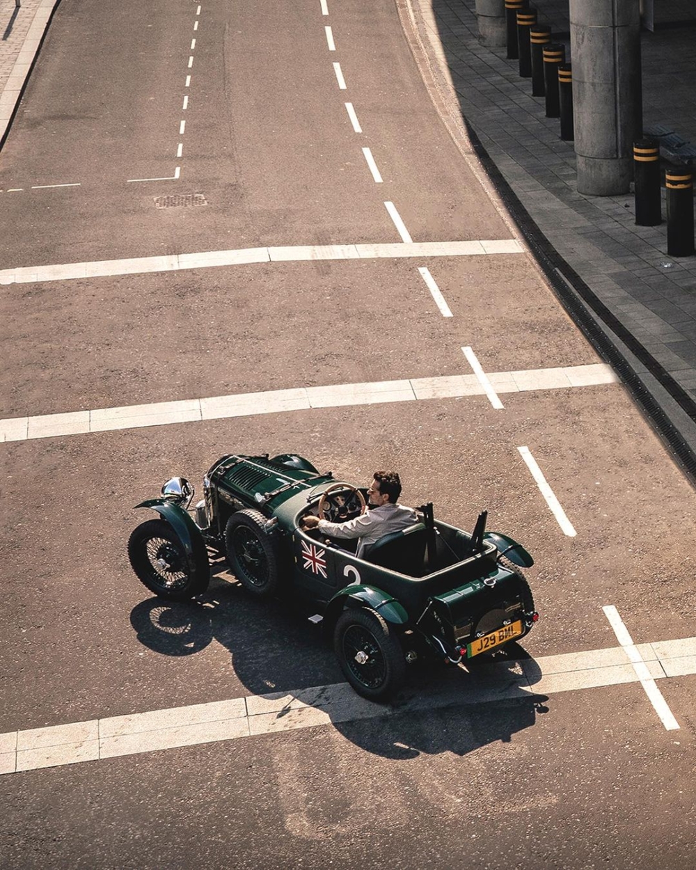 享受在公路上馳騁的體驗。