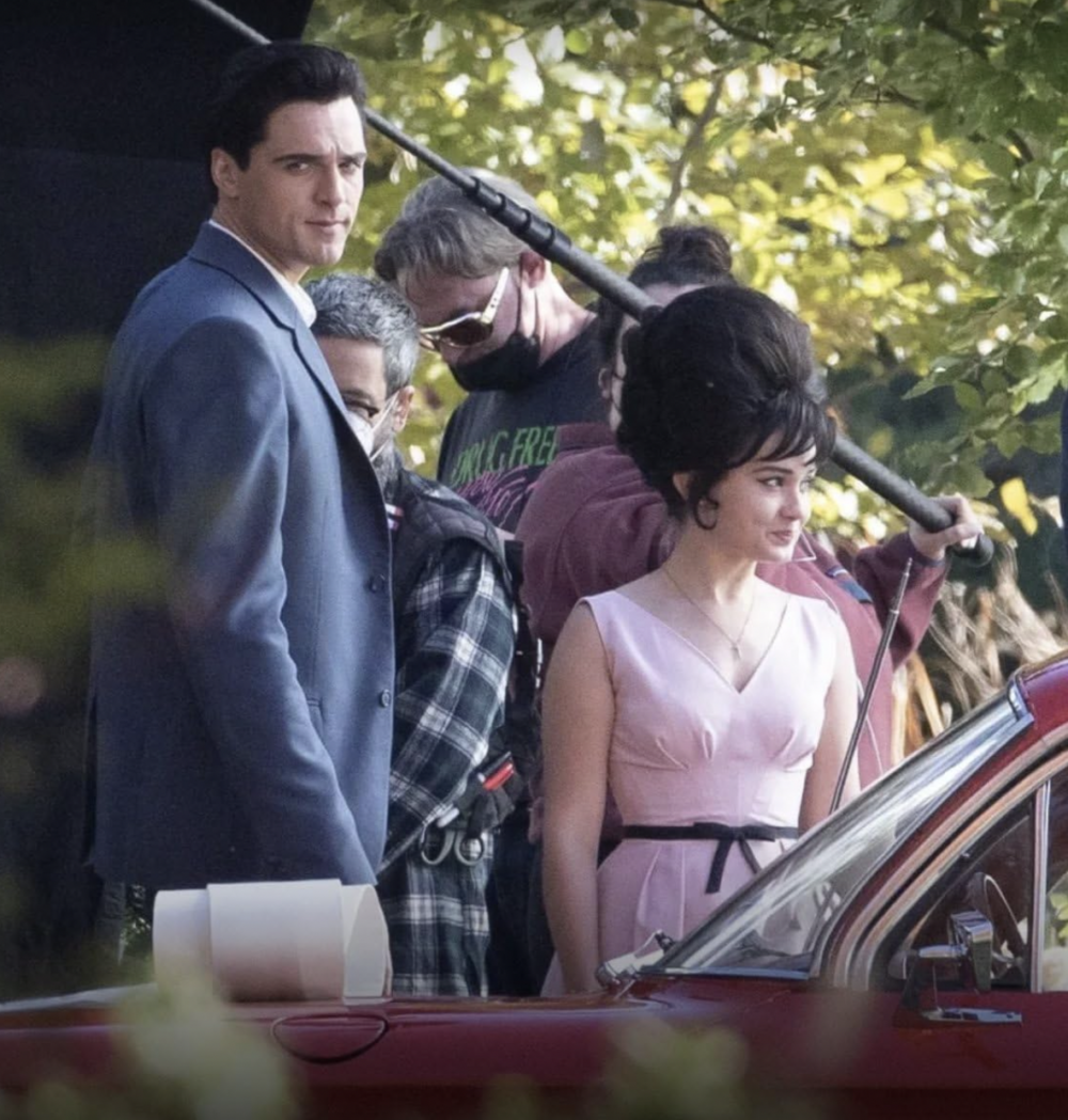 兩人還原經典的造型。