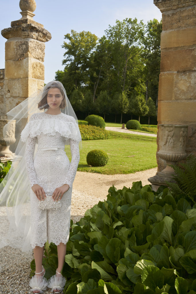 該膠囊系列還將推出配飾單品,包括華麗的高跟鞋和包袋