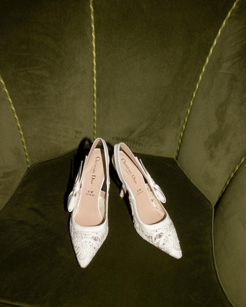 搭上一雙Dior蕾絲婚鞋