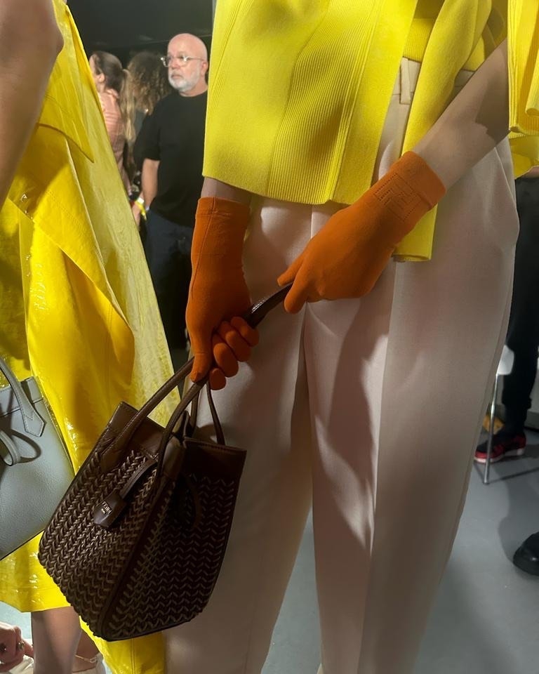 貼合皮膚的有色手套