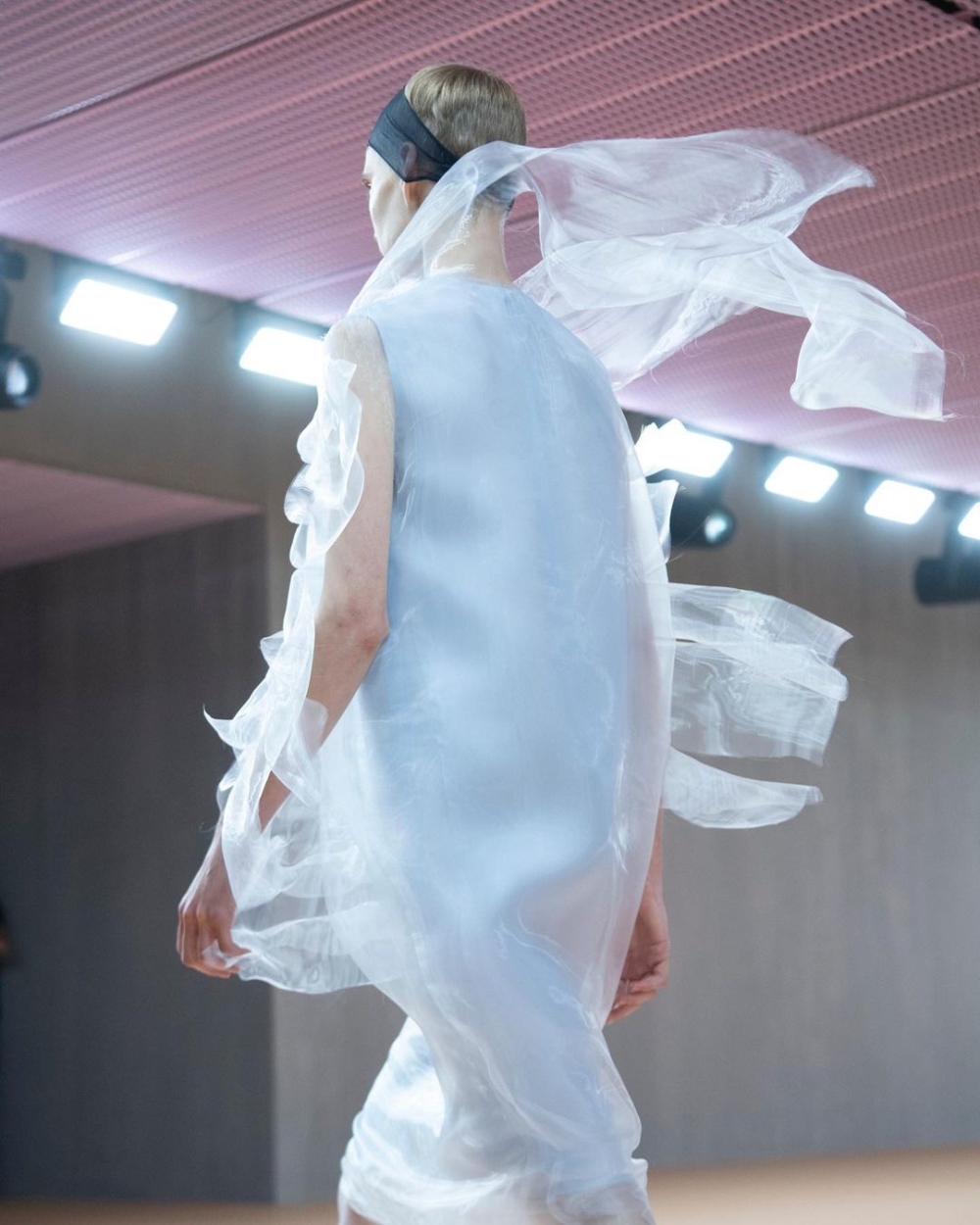 Prada本季飄逸的歐根紗服裝元素