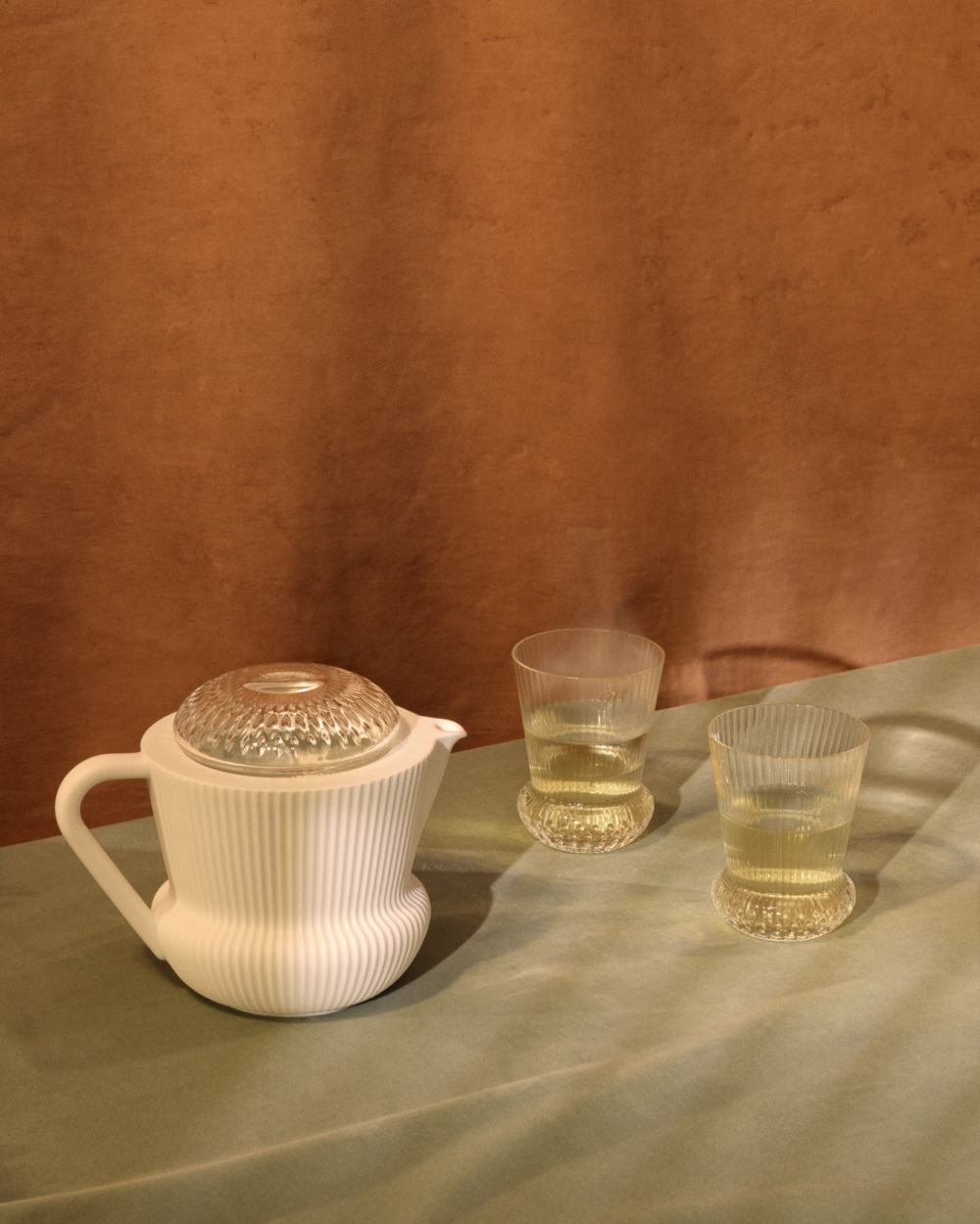 西式茶壺和淡茶品茗杯