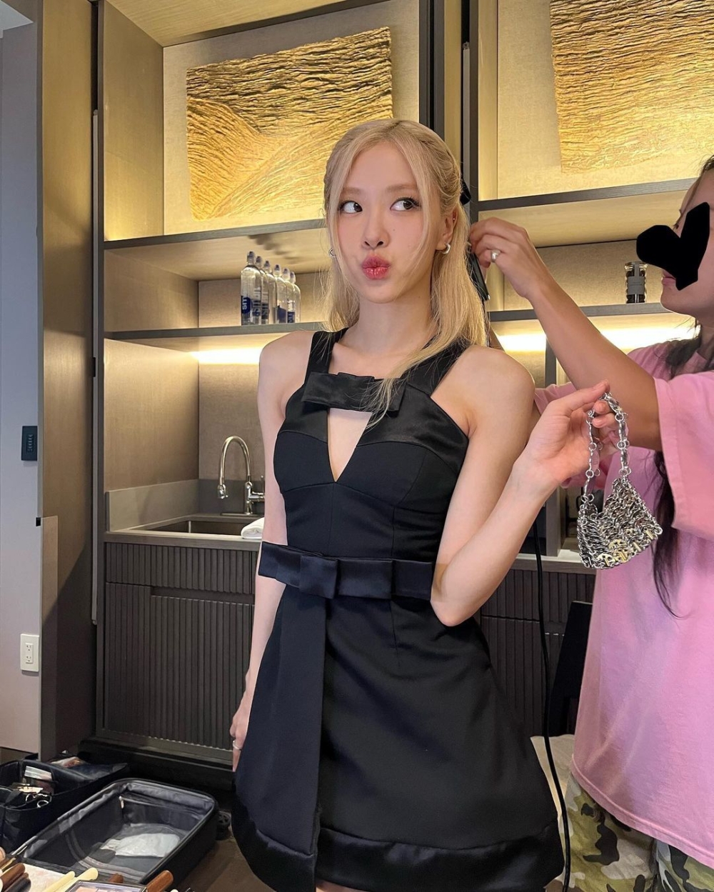 她所帶來的蝴蝶結造型。