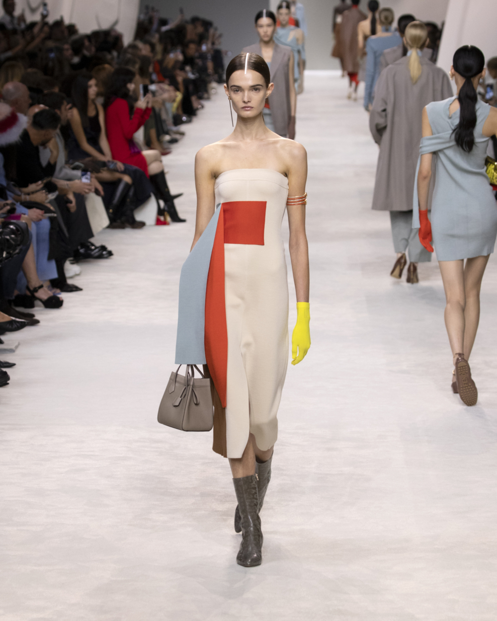 Kim Jones發揮大膽的設計手法,以抽象的色塊打造極具藝術性的典雅氛圍