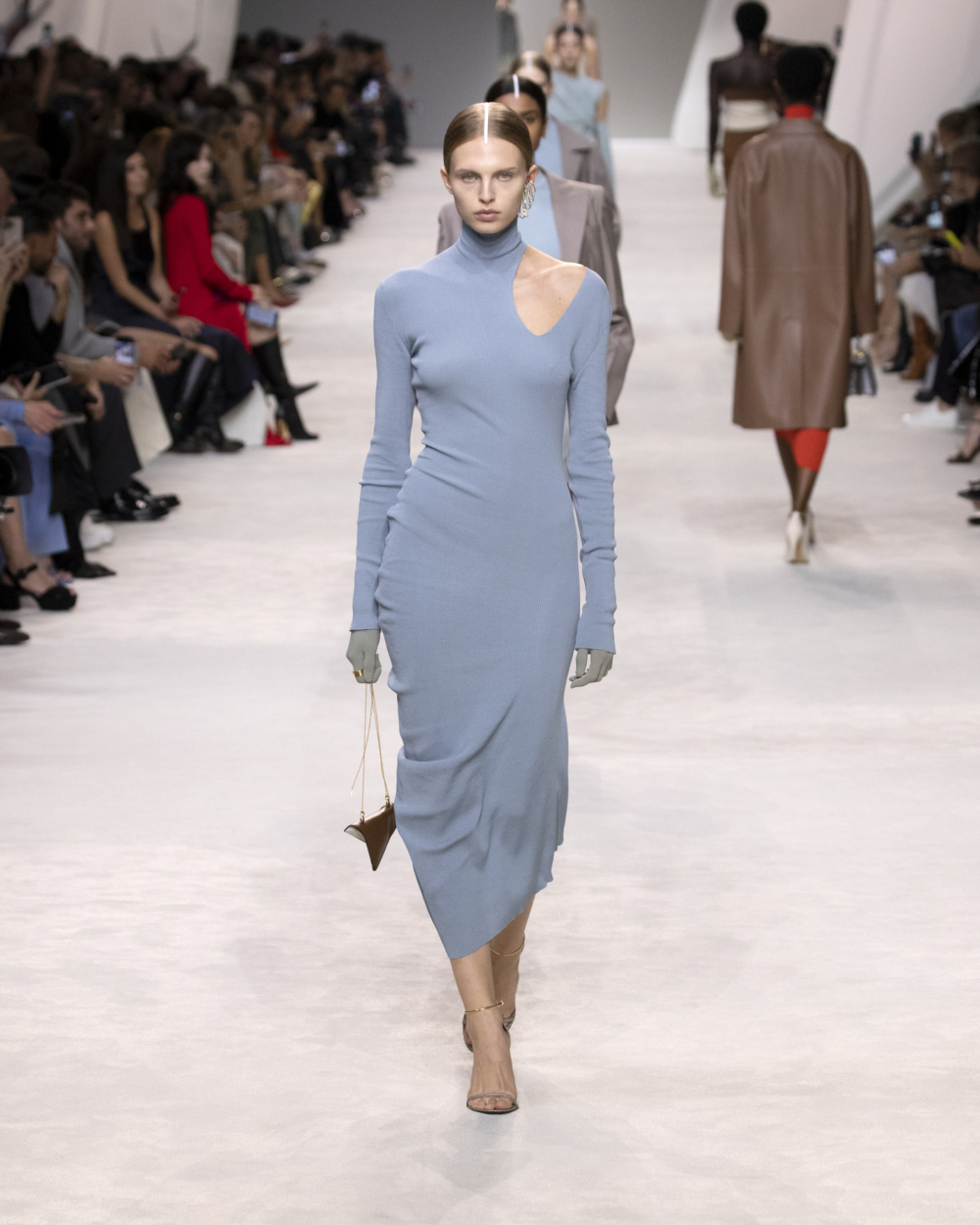 小高領款式則採用肩部鏤空設計