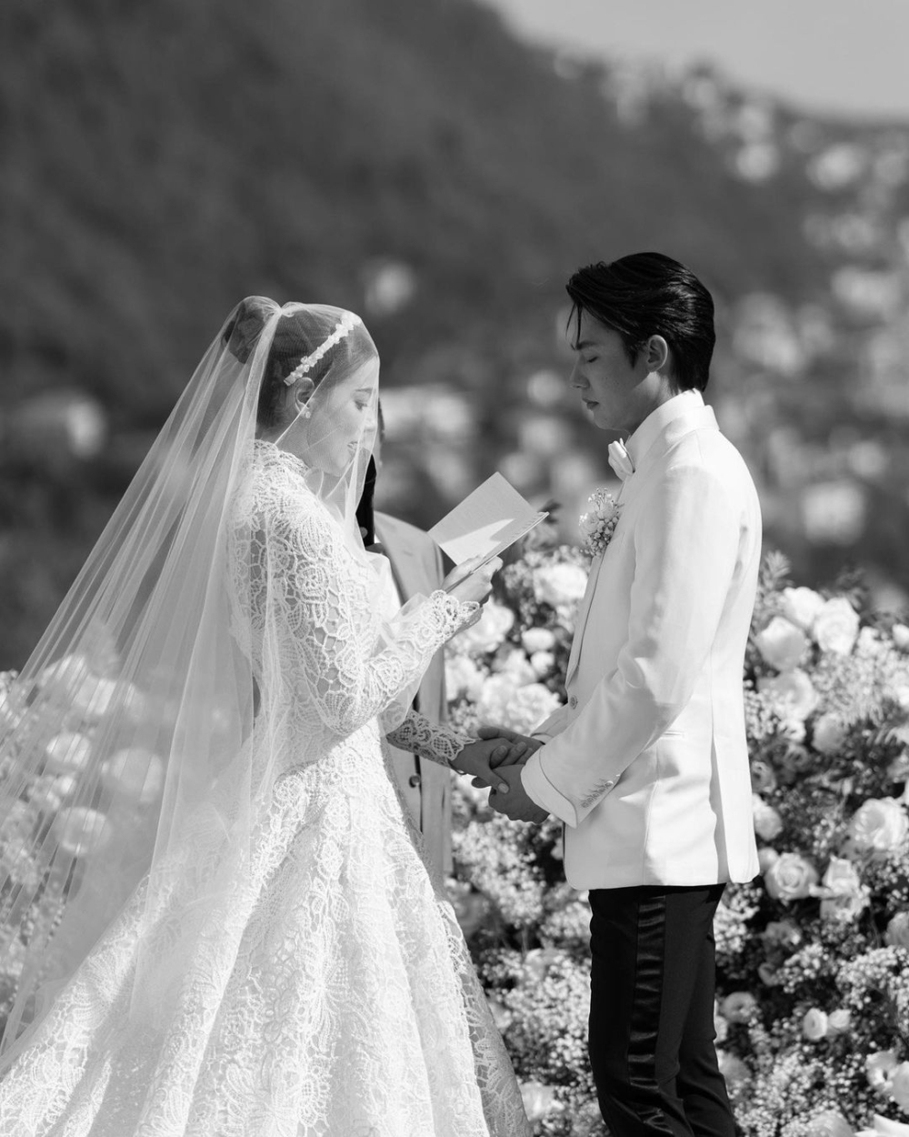 身為品牌大使的她穿上Dior專為她打造全球獨一無二訂製婚紗