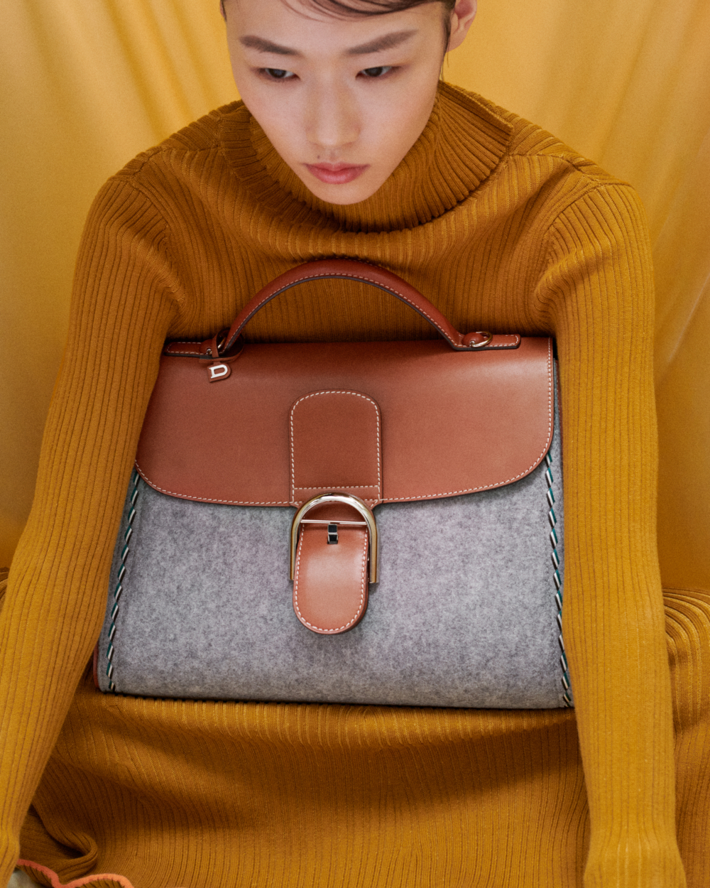 Delvaux透過工匠們的巧手技藝也為Brillant GM系列手袋換上毛氈材質