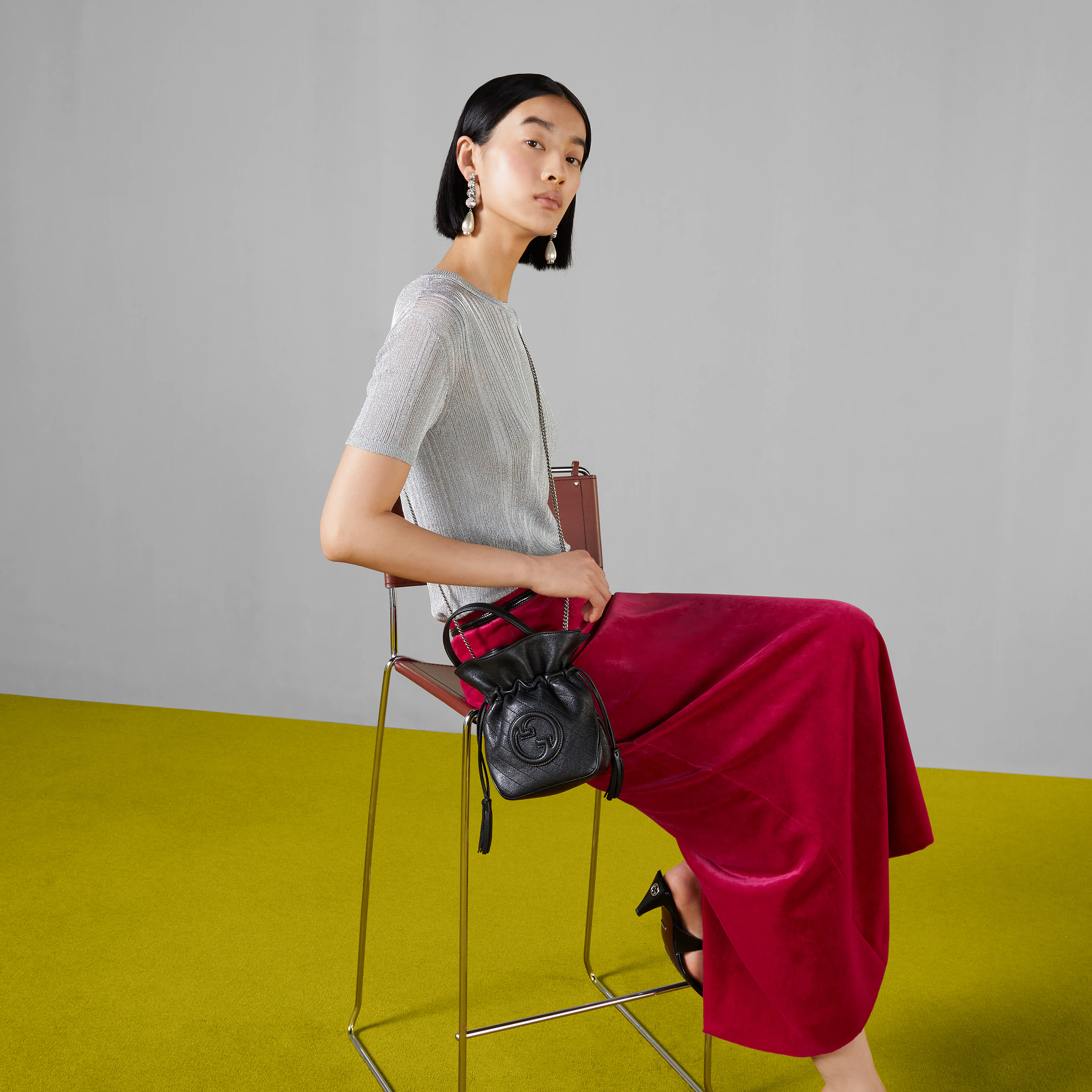 以皮革收繩的方式作為開合設計