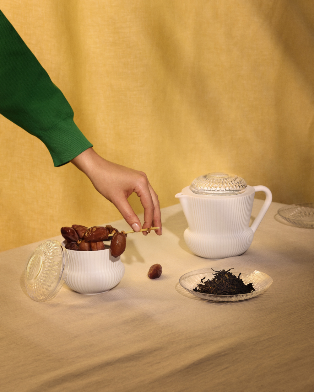 中式茶具組附有中式茶壺和功夫茶品茗杯