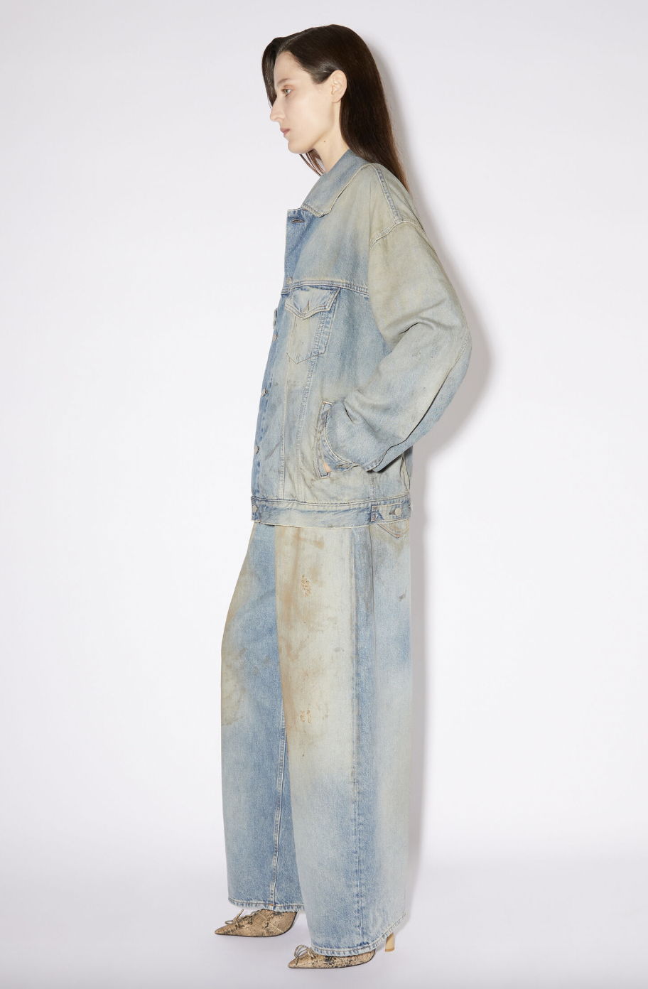 Oversized Fit Denim Jacket。