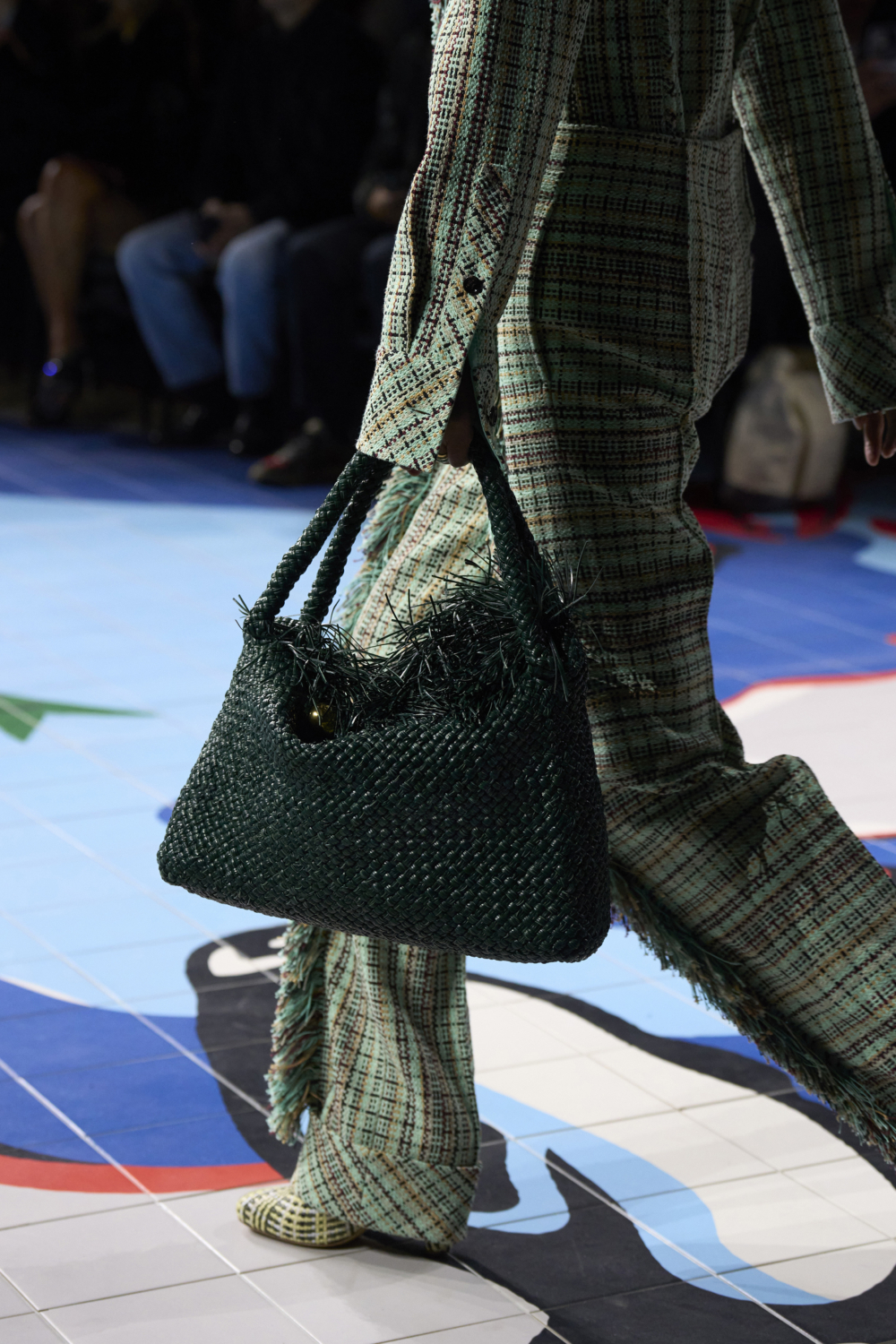 Bottega Veneta 2024春夏系列亮點手袋4:加上流蘇設計