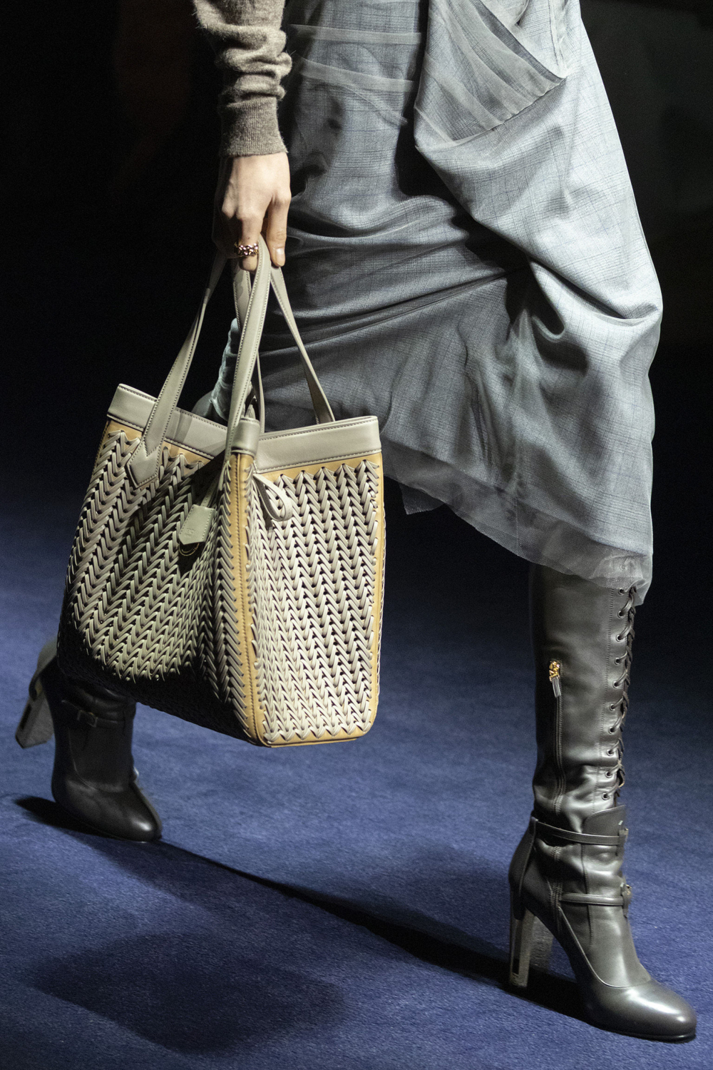 秀場上出現的編織款手袋