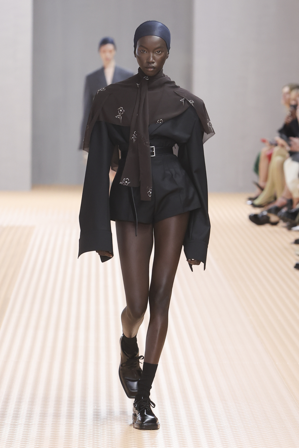 系列中穿插著由男性西裝外套轉化而來的深色套裝