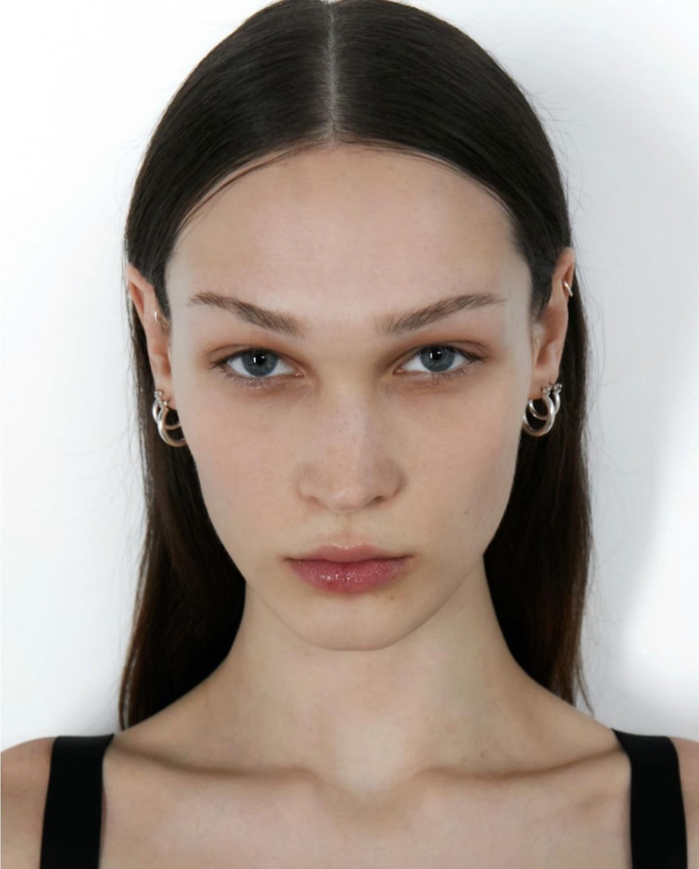 一絲鋒利的雙眼及藍色瞳孔,陸續受到許多品牌親睞